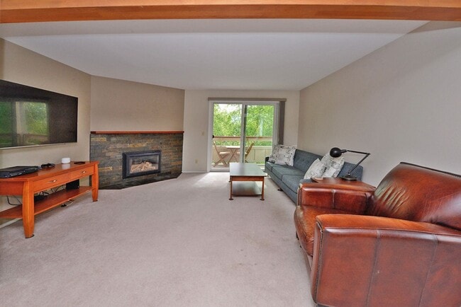 Building Photo - Convenient East Side Condo