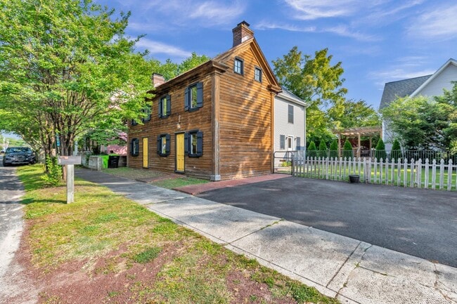 Building Photo - 317 Mill St