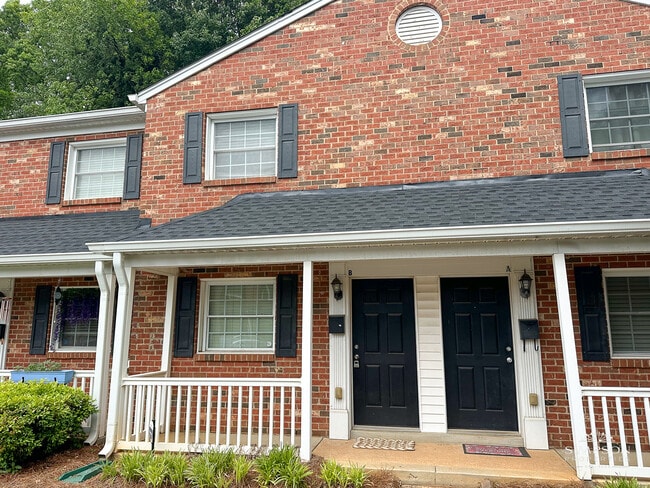 Building Photo - 1215 Green Oaks Ln