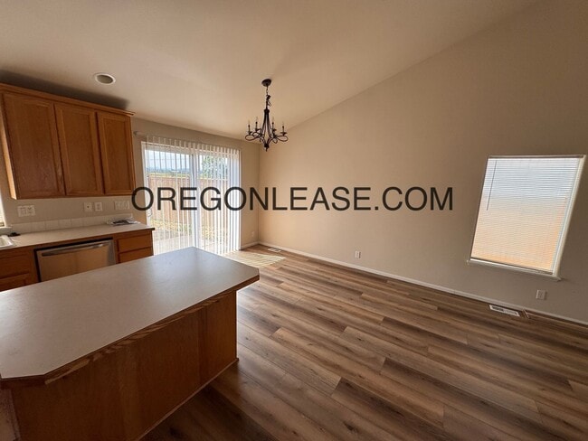 Building Photo - Newly remodeled West Eugene Home