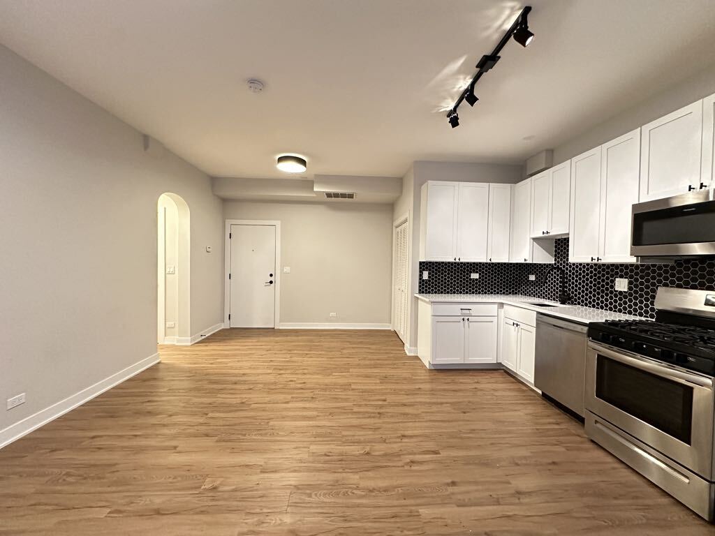 Building Photo - 651 W Wrightwood Ave