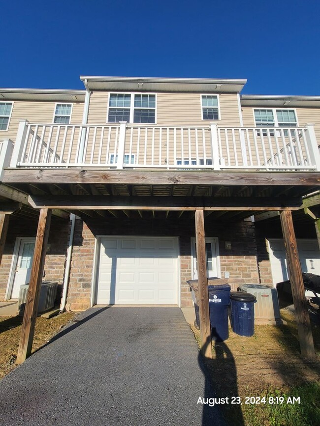 Building Photo - 3 Bedroom Townhouse For Rent in Waynesboro