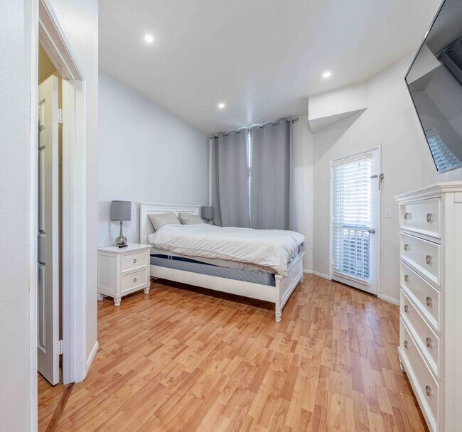 Building Photo - Gated 2BR Condo with Pool View