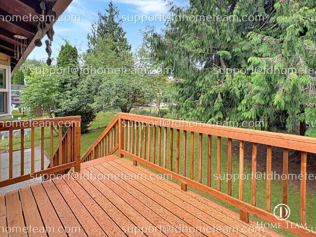 Building Photo - "Spacious 4-Bed Oasis with Granite Touches & Finished Basement in Renton!"