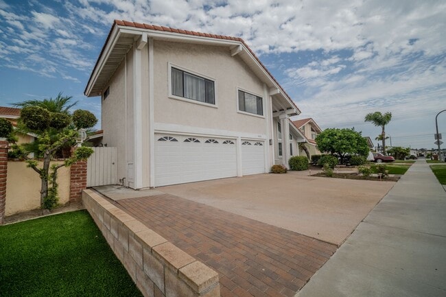 Building Photo - Fountain Valley Family home
