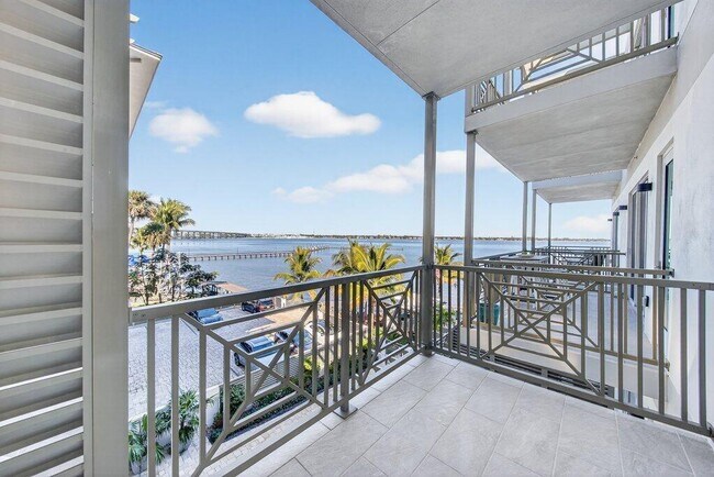 Building Photo - 41 SW Seminole St