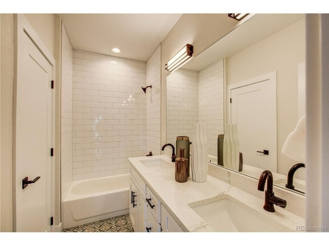 Building Photo - Available Now -  Unbelievable 2 Bed with R...