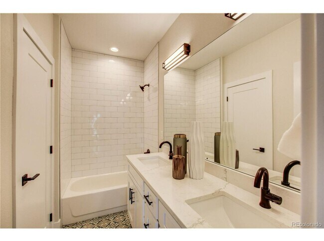 Building Photo - Unbelievable 2 Bed + Den Townhome - The Ul...