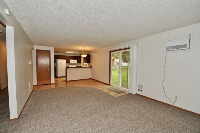 Building Photo - 2 bed 1 bath apartment (4plex building)