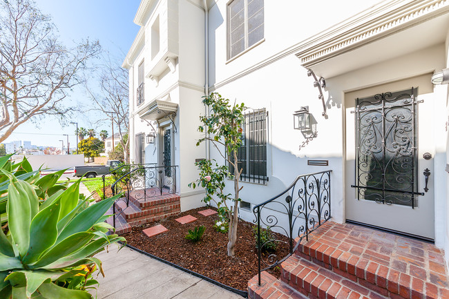 Side Entrance - 1246 S La Jolla Ave