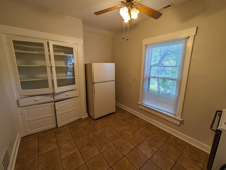 Building Photo - 341 Park Dr