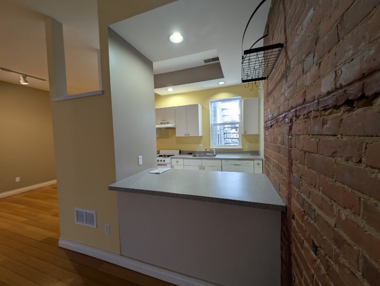 Building Photo - 158 Park St