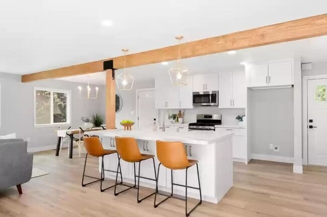 Building Photo - Amazing single level home in Lake of the P...