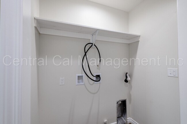 Building Photo - 541 Walker St