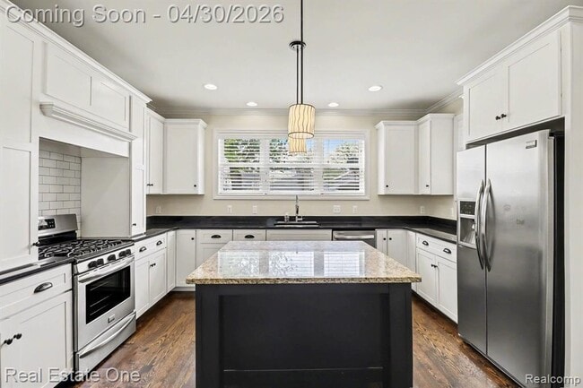 Building Photo - 714 E University Ave