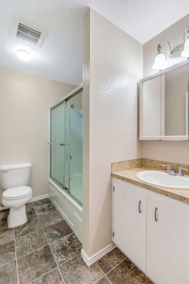 Building Photo - Spacious Townhome Duplex with Large fenced...