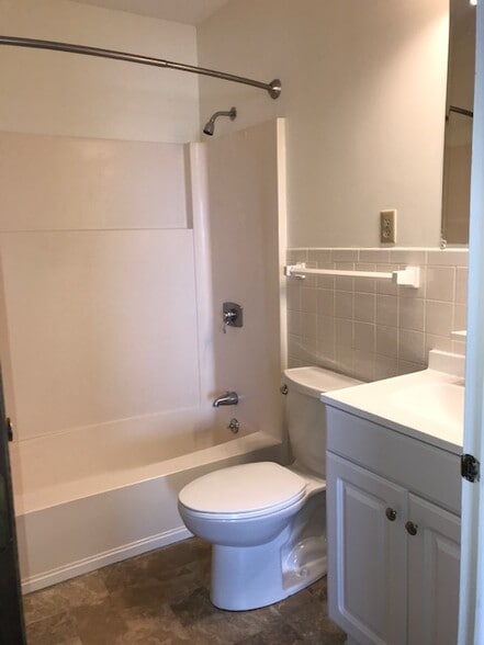 Tub/ Shower unit - 403 County Line Rd