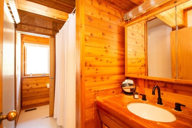 Building Photo - Charming Lindal Cedar Home on 10 Acres
