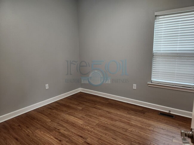Building Photo - Gorgeous Find In West Little Rock!
