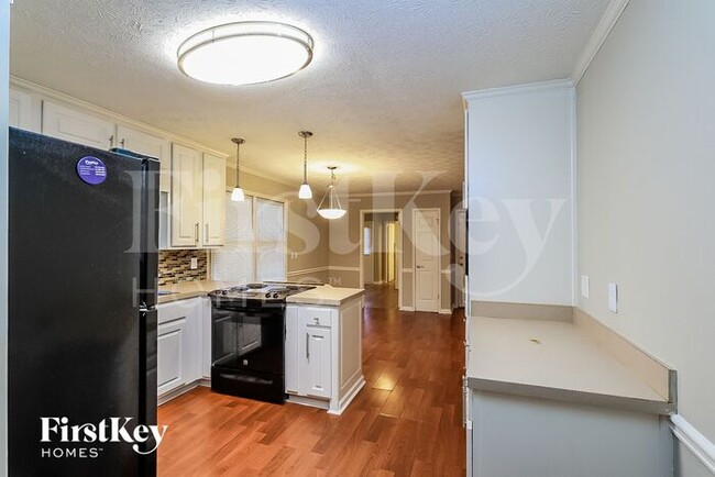 Building Photo - 600 Inglenook Dr SW