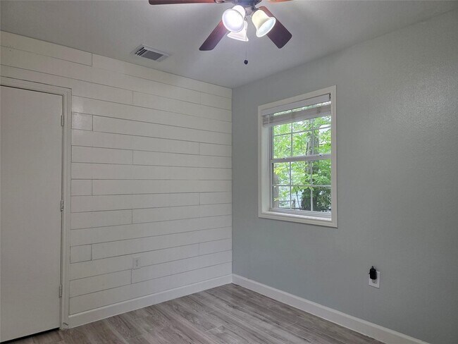 Building Photo - 209 Franlee St