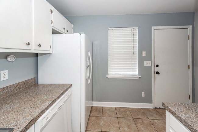 Building Photo - 2 Bedroom, 1.5 Bathroom Townhome in Island Bluff - James Island