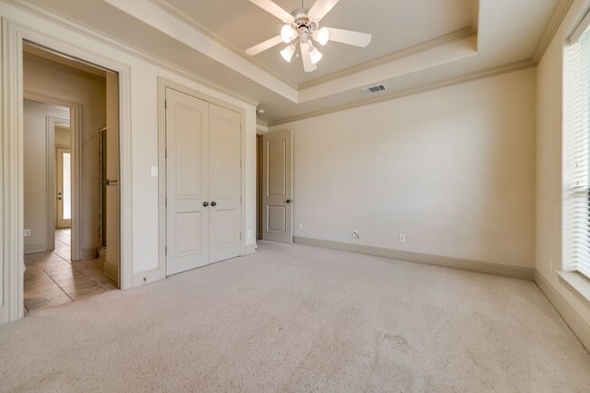 Building Photo - Gorgeous Custom Home on a private 1 acre l...