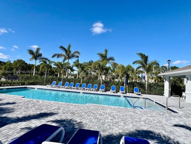 Building Photo - 405 SE Crossoak Ln