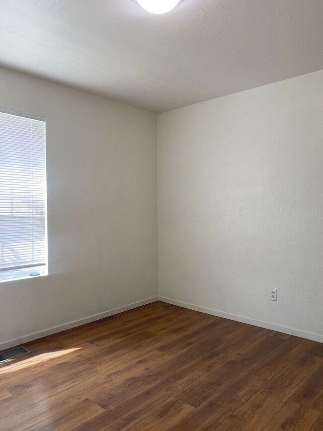 Building Photo - Don’t Miss Out on this 3/2.5 home