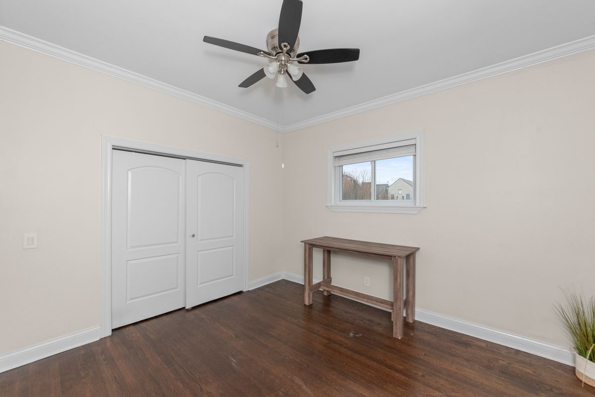 Building Photo - 915 W Waveland Ave