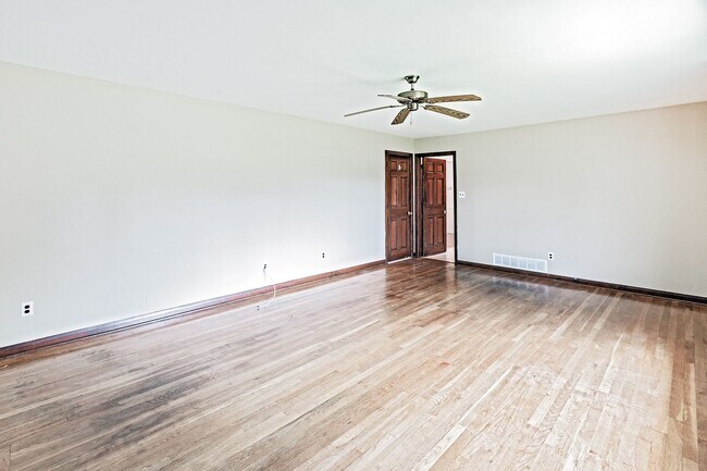 Building Photo - 2412 Manet Rd