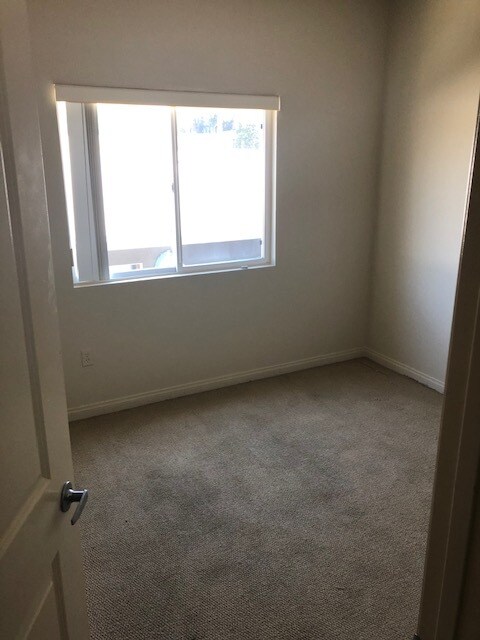 LIVING ROOM - 1325 N Poinsettia Pl