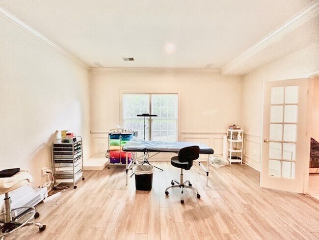Building Photo - 10503 Aubinoe Farm Dr