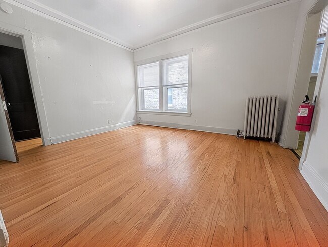 Building Photo - 1304 W Rosemont Ave