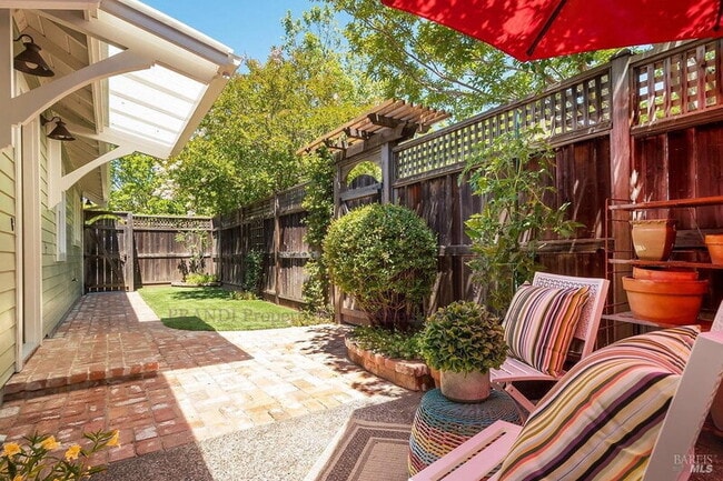 Building Photo - 4 Belle Ave