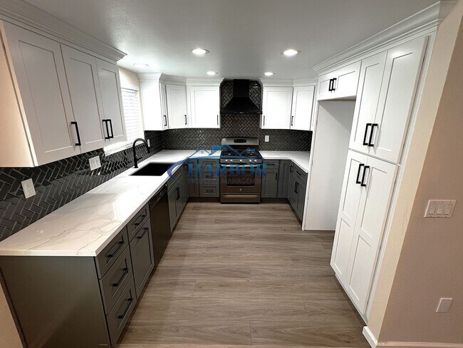 Building Photo - MOVE IN SPECIAL $1,000 OFF 1st Months Rent