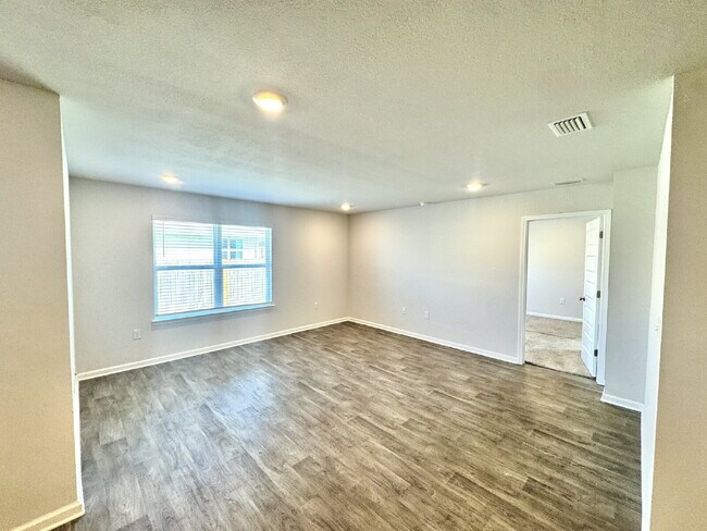 Building Photo - New rental in Brighton Oaks! Conveniently located off Hwy 231, this community conveniently close ...