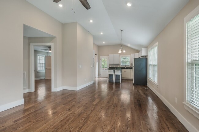 Building Photo - Charlotte Park/Nations bungalow home for r...