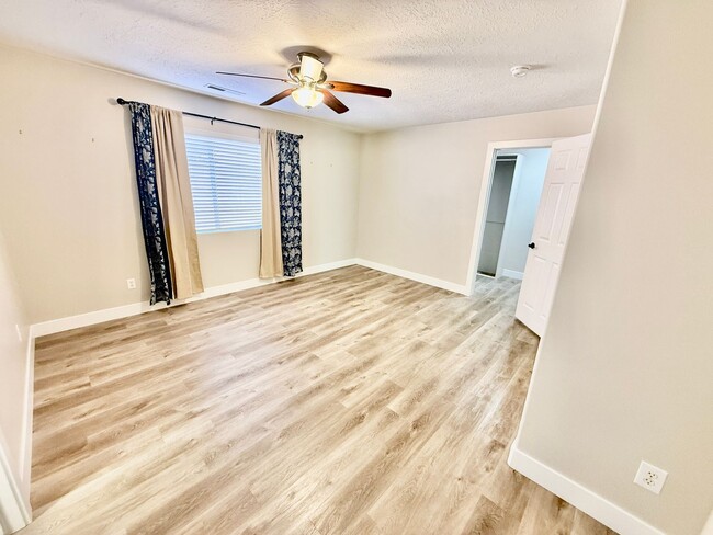 Building Photo - 389 E 500 S