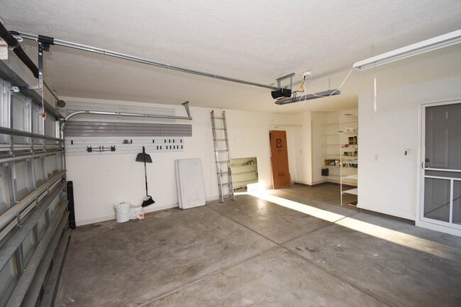 Building Photo - 717 W Perry Rd