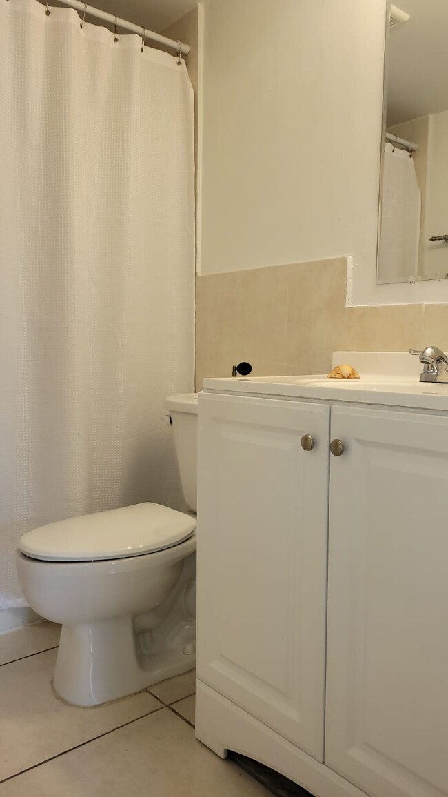 In-suite bathroom - 1800 Sans Souci Blvd