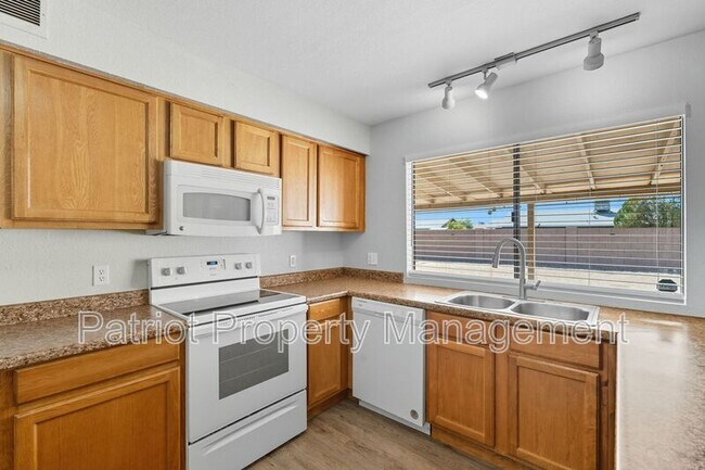 Building Photo - 815 W Westchester Ave