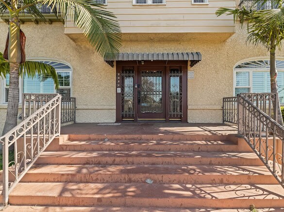 Building Photo - 6250 S Van Ness Ave