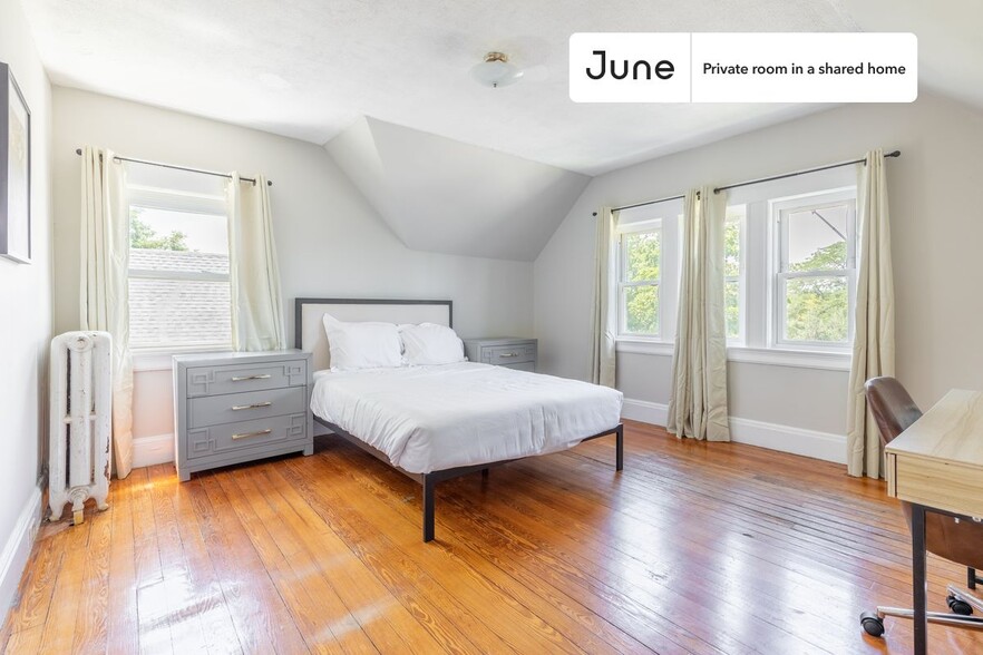 Primary Photo - Private bedroom in 9 bed/2 bath Home