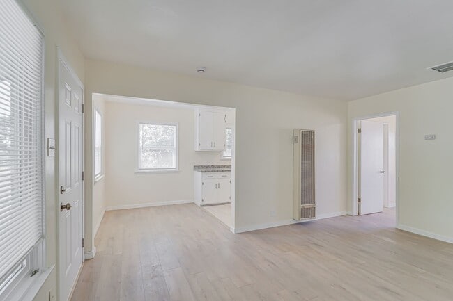 Building Photo - Newly Remodeled!