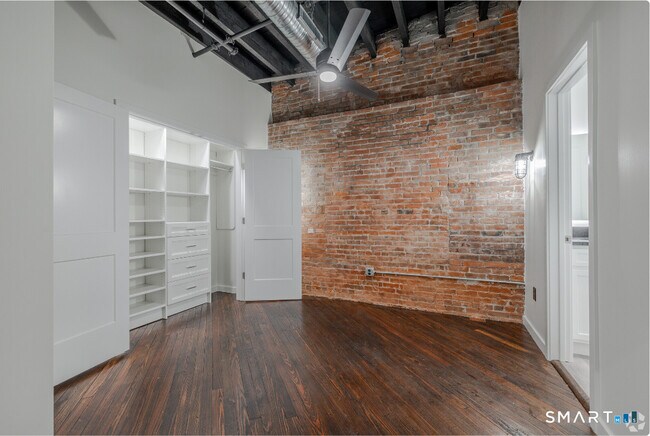 Building Photo - 424 Main St