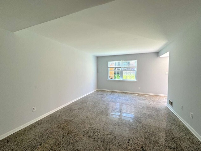 Building Photo - Charming Townhome with Modern Touches & Commuter Convenience!