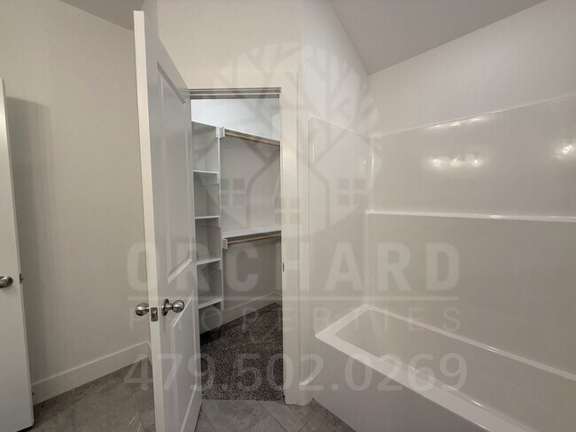 Building Photo - Bella Vista Single-Family Home- 2 Bed/ 2 B...