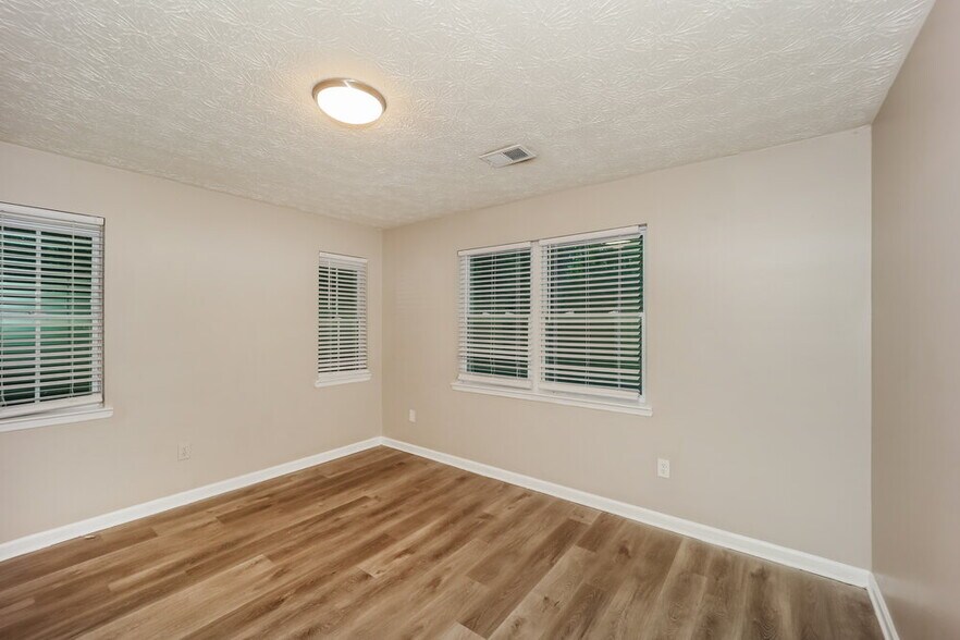 Building Photo - 540 Hillsdale Dr