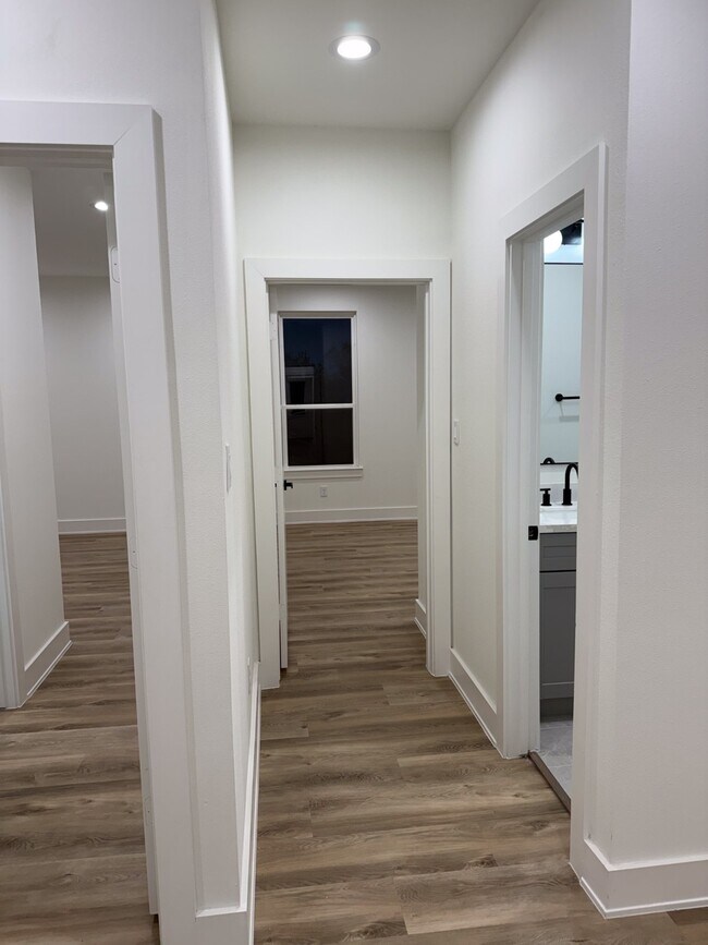 Building Photo - 9005 Comal St